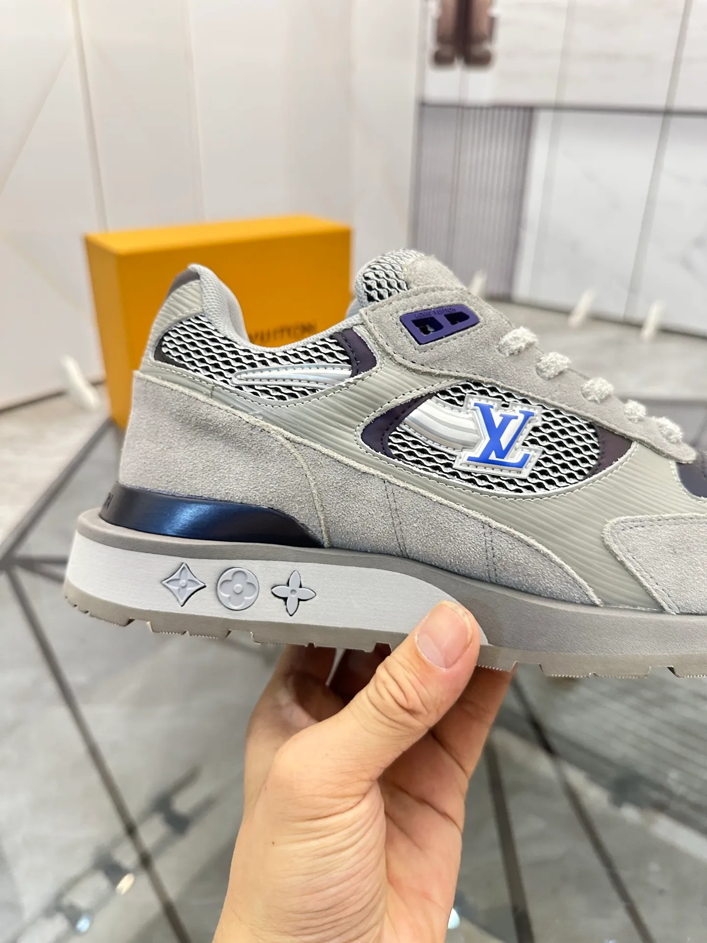 Men's shoes for sale 💰: 💰P660¥ High-end top quality Product trademark: LV * "Louis Vuitton*" low-top casual shoes Regular size: 39-45 (can be customized to 46) Product materials: upper imported first-layer cowhide spliced ​​nubuck leather ➕ breathable cotton mesh, breathable lining, original outsole. No.: H201
